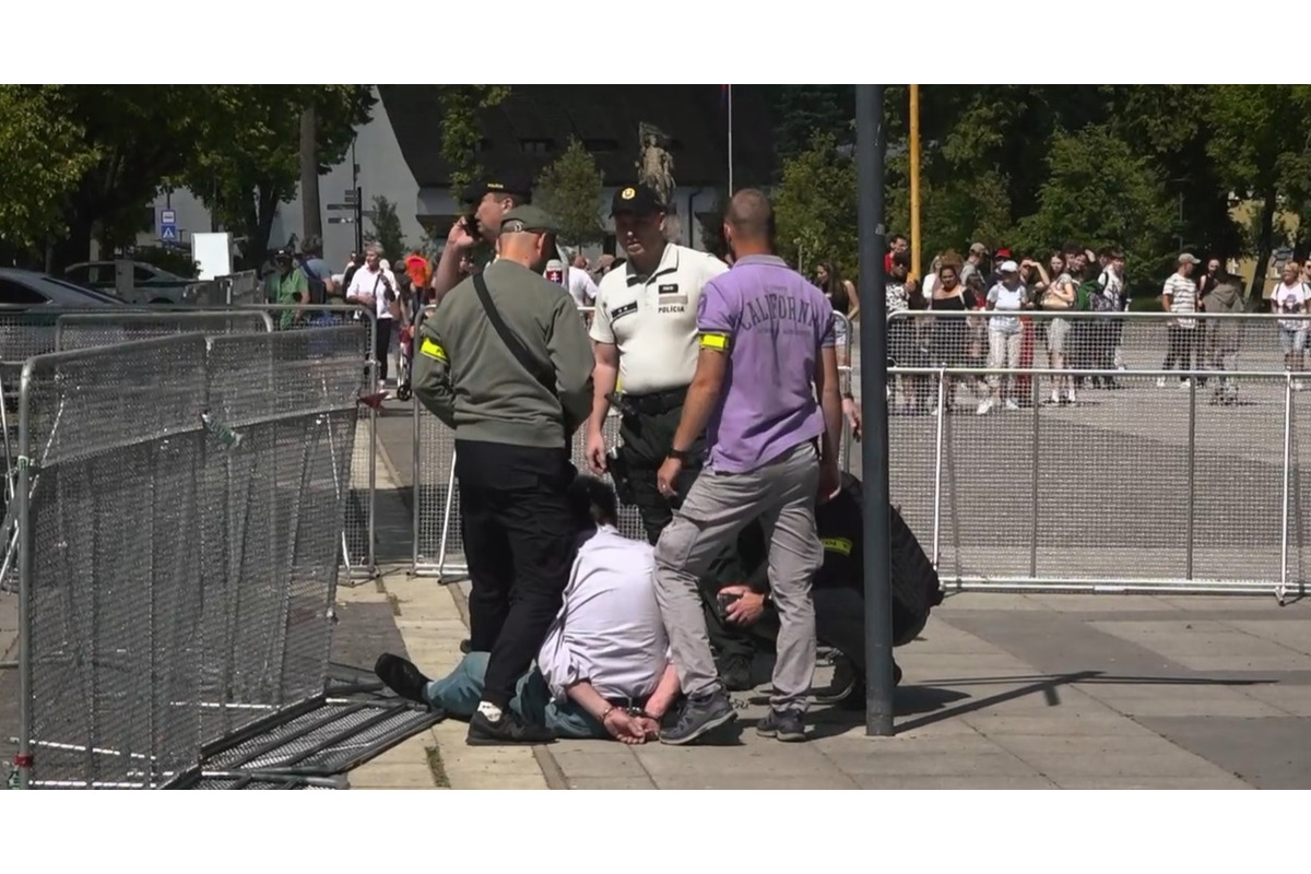 FOTO: Fínska televízia zverejnila nové zábery z atentátu na Fica, foto 3