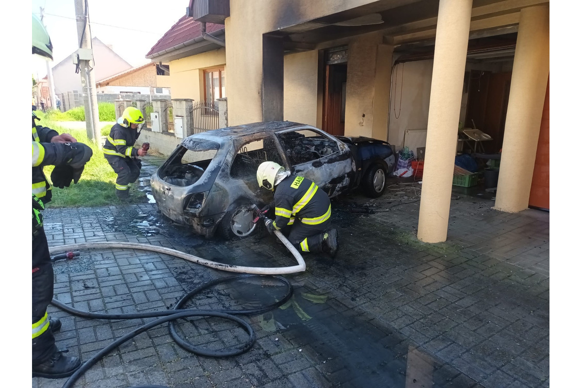 FOTO: Pri rodinnom dome v Leviciach došlo k požiaru auta, zranili sa 2 osoby, foto 1