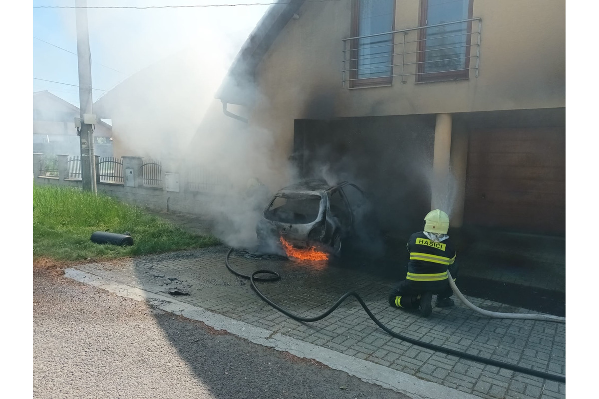 FOTO: Pri rodinnom dome v Leviciach došlo k požiaru auta, zranili sa 2 osoby, foto 2
