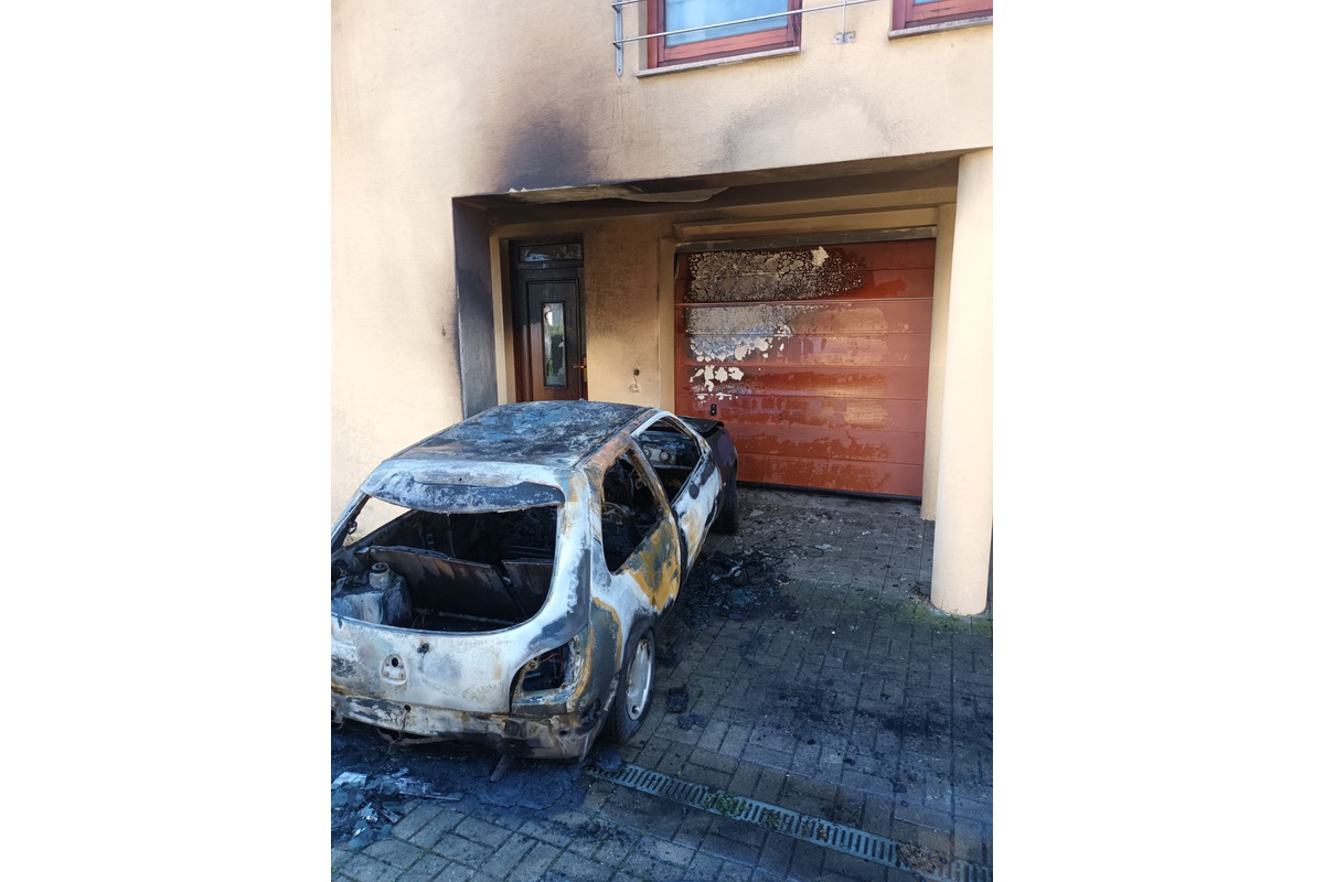 FOTO: Pri rodinnom dome v Leviciach došlo k požiaru auta, zranili sa 2 osoby, foto 3