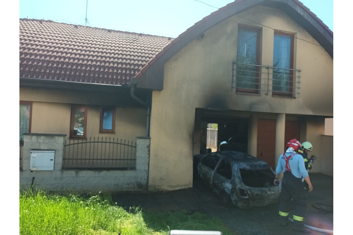 FOTO: Pri rodinnom dome v Leviciach došlo k požiaru auta, zranili sa 2 osoby, foto 4