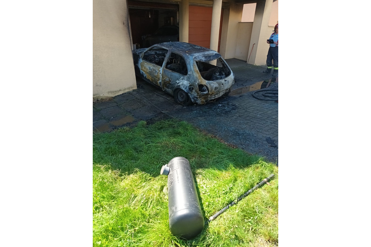 FOTO: Pri rodinnom dome v Leviciach došlo k požiaru auta, zranili sa 2 osoby, foto 5