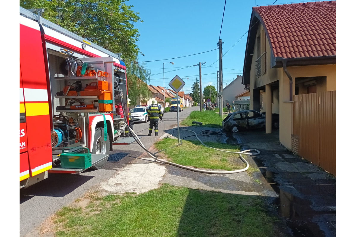 FOTO: Pri rodinnom dome v Leviciach došlo k požiaru auta, zranili sa 2 osoby, foto 6