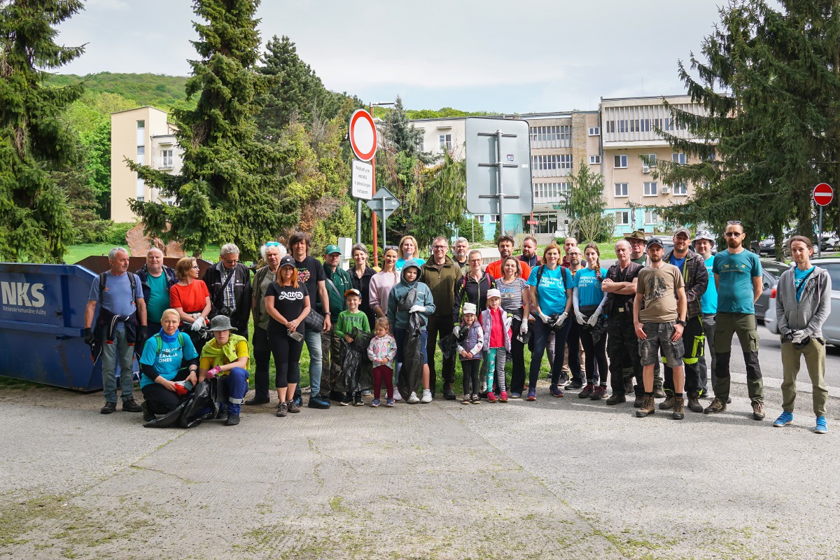 FOTO: Jarné čistenie Zobora 2025: Dobrovoľníci upratali okolie kláštora aj trasy, foto 1