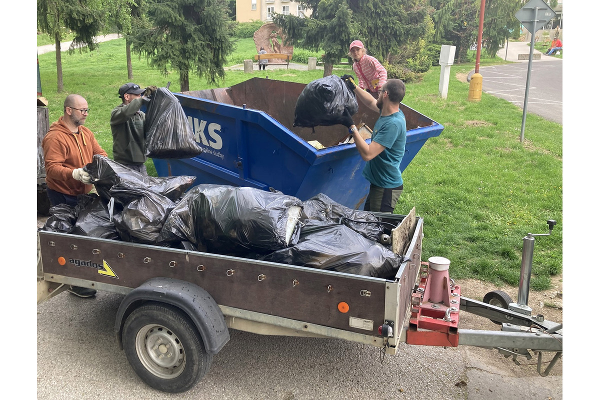 FOTO: Jarné čistenie Zobora 2025: Dobrovoľníci upratali okolie kláštora aj trasy, foto 4