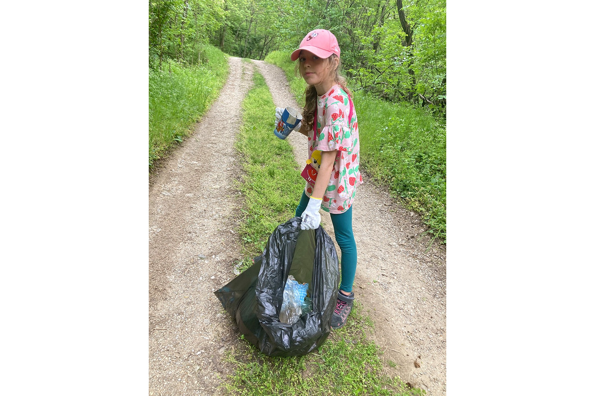 FOTO: Jarné čistenie Zobora 2025: Dobrovoľníci upratali okolie kláštora aj trasy, foto 6