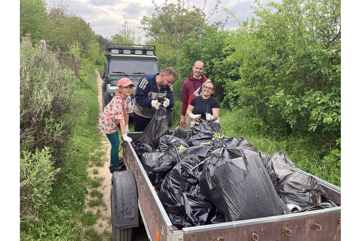 FOTO: Jarné čistenie Zobora 2025: Dobrovoľníci upratali okolie kláštora aj trasy, foto 7