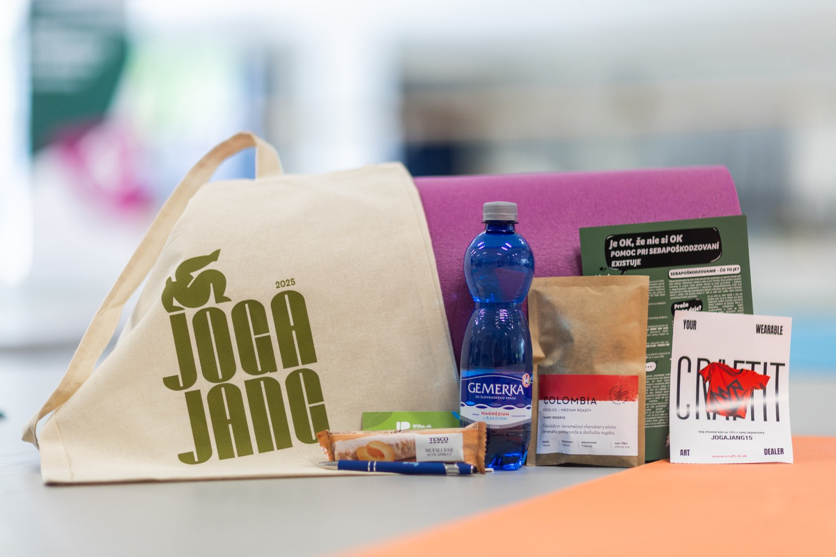 FOTO: Študenti UKF v Nitre pomohli maturantom zbaviť sa stresu vďaka lekcii jogy, foto 1