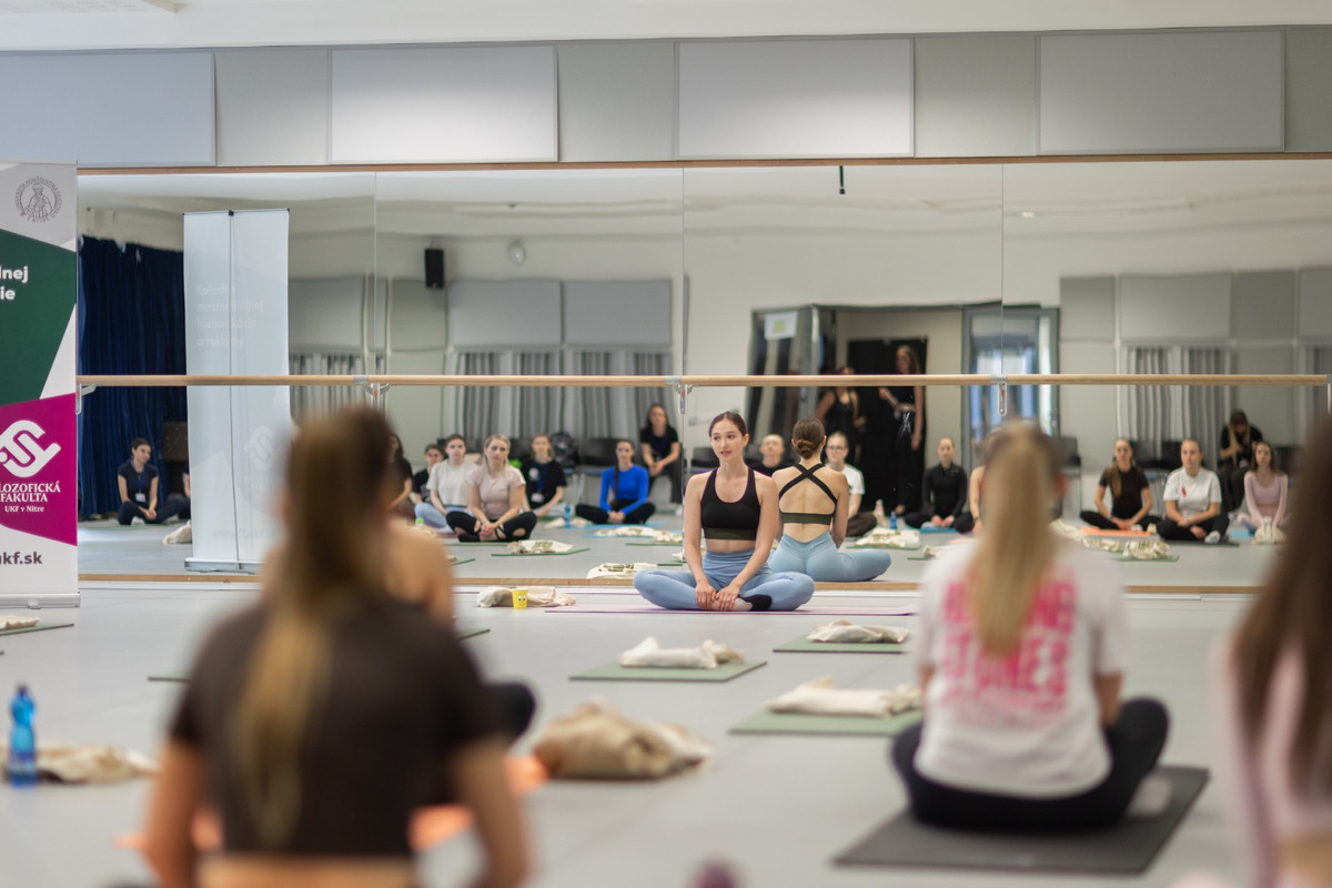 FOTO: Študenti UKF v Nitre pomohli maturantom zbaviť sa stresu vďaka lekcii jogy, foto 2