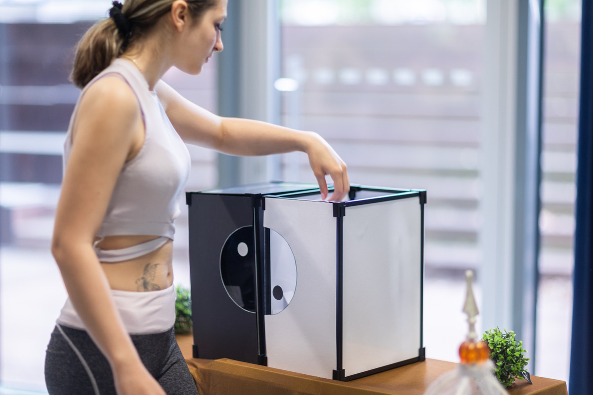 FOTO: Študenti UKF v Nitre pomohli maturantom zbaviť sa stresu vďaka lekcii jogy, foto 3