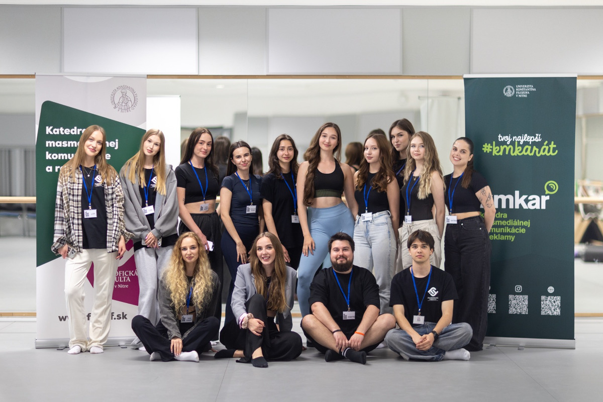 FOTO: Študenti UKF v Nitre pomohli maturantom zbaviť sa stresu vďaka lekcii jogy, foto 4