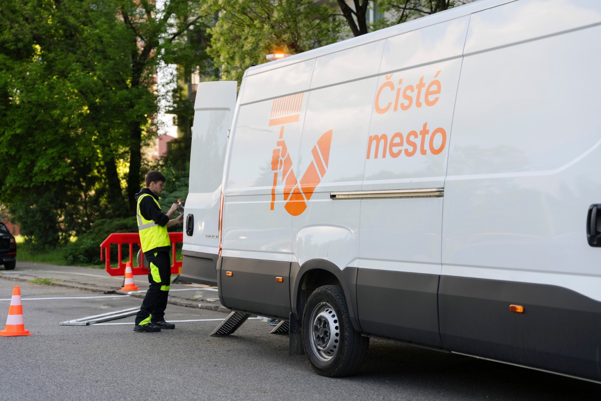 FOTO: Nové dopravné čiary a čisté vpusty: V meste sa obnovuje dopravné značenie a pripravuje prevencia pred lejakmi, foto 1