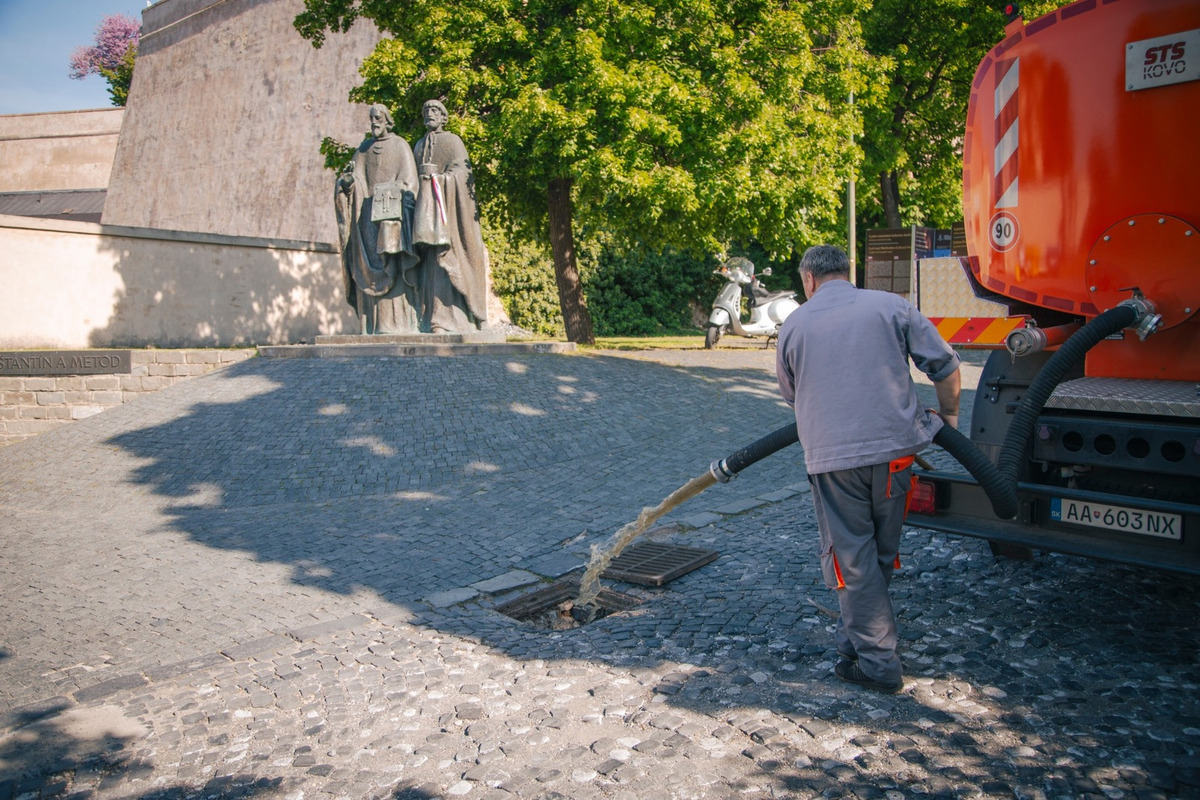 FOTO: Nové dopravné čiary a čisté vpusty: V meste sa obnovuje dopravné značenie a pripravuje prevencia pred lejakmi, foto 2