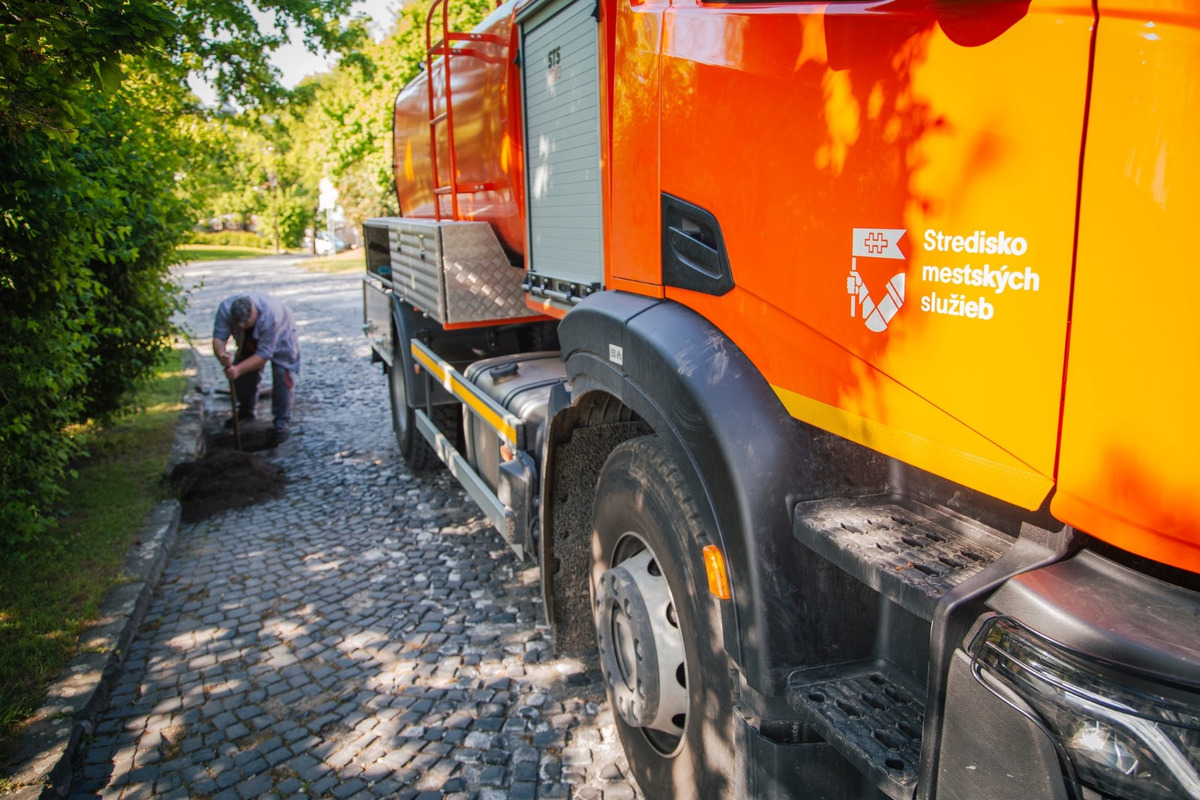 FOTO: Nové dopravné čiary a čisté vpusty: V meste sa obnovuje dopravné značenie a pripravuje prevencia pred lejakmi, foto 5