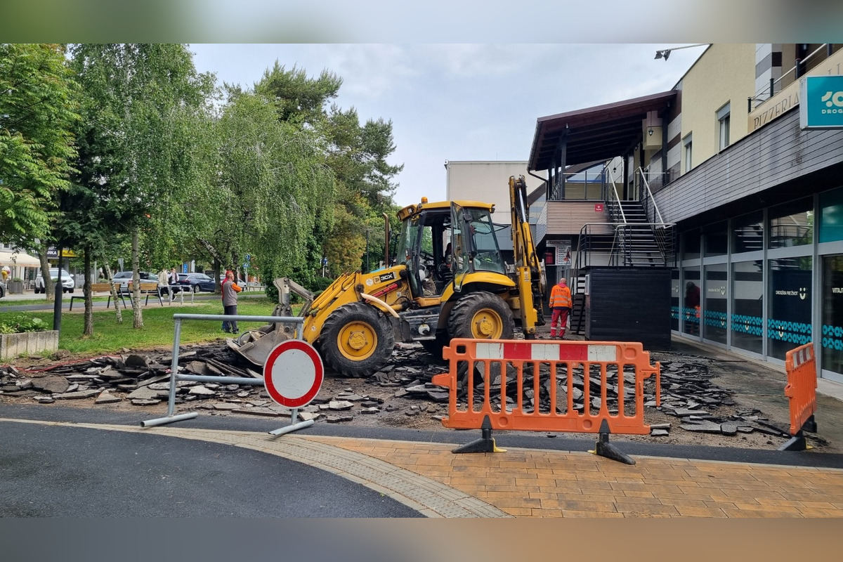 FOTO: Priestor pred VÚB bankou v Šali opeknie. Vyrúbané stromy nahradia nové, opravia aj chodník, foto 1