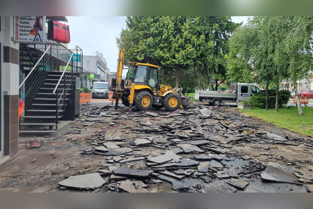 FOTO: Priestor pred VÚB bankou v Šali opeknie. Vyrúbané stromy nahradia nové, opravia aj chodník, foto 2