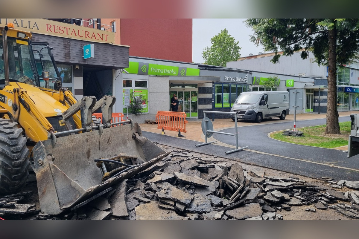 FOTO: Priestor pred VÚB bankou v Šali opeknie. Vyrúbané stromy nahradia nové, opravia aj chodník, foto 3