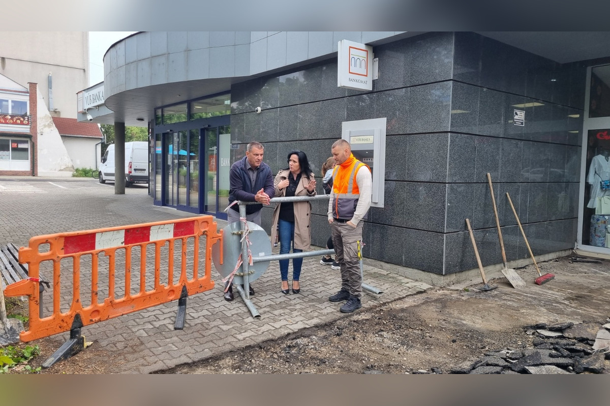 FOTO: Priestor pred VÚB bankou v Šali opeknie. Vyrúbané stromy nahradia nové, opravia aj chodník, foto 5