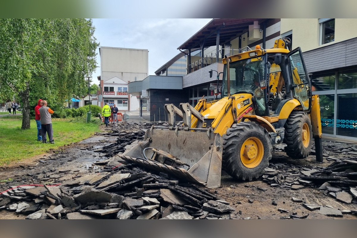 FOTO: Priestor pred VÚB bankou v Šali opeknie. Vyrúbané stromy nahradia nové, opravia aj chodník, foto 6