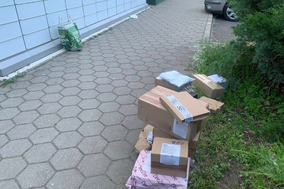 Pred balíkoboxom našla zákazníčka niekoľko balíkov bez dozoru, foto 1