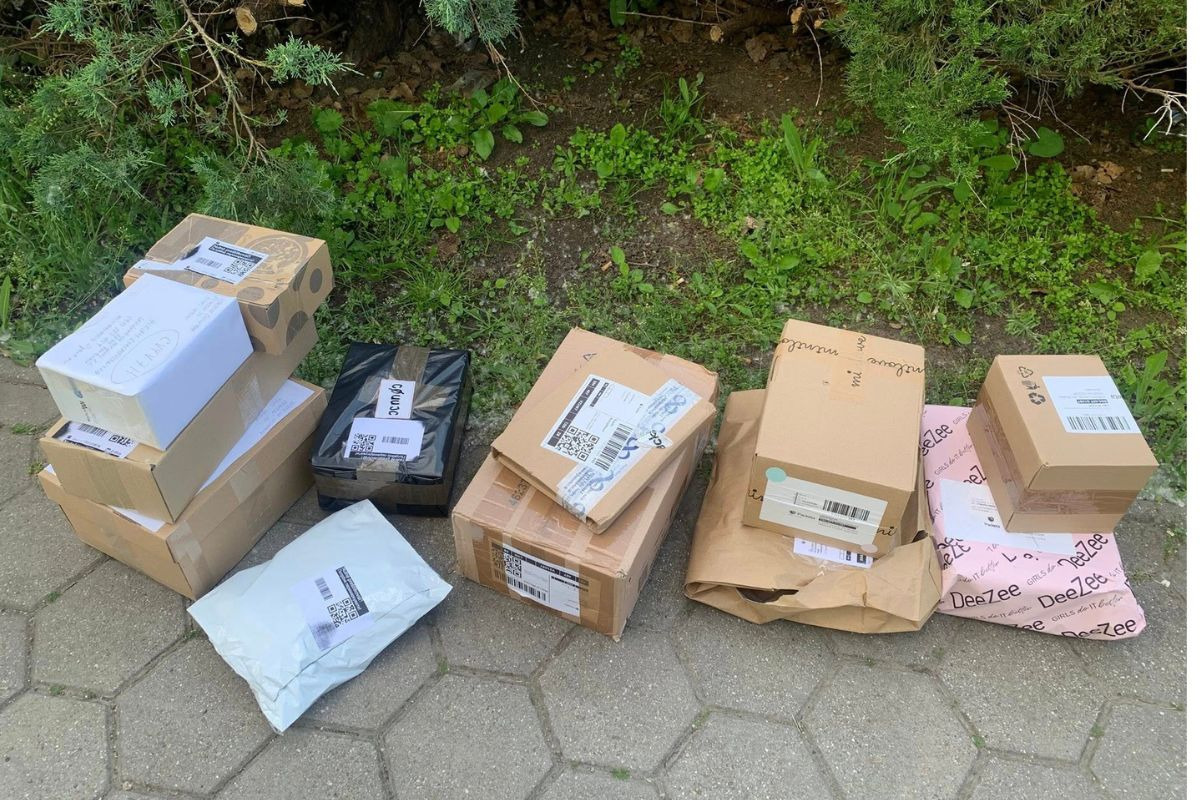 Pred balíkoboxom našla zákazníčka niekoľko balíkov bez dozoru, foto 2