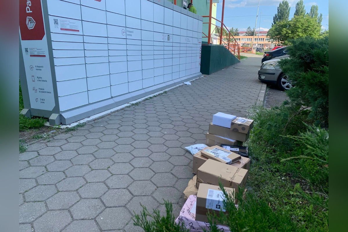 Pred balíkoboxom našla zákazníčka niekoľko balíkov bez dozoru, foto 3