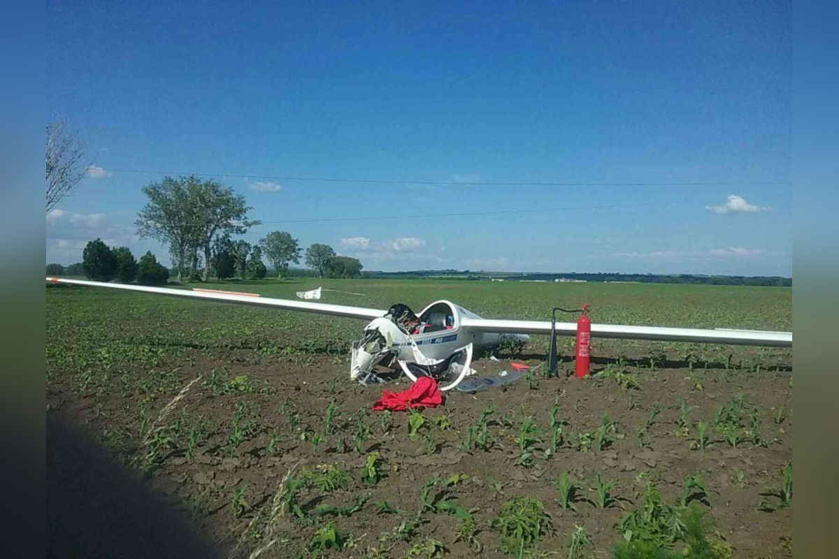FOTO: V okrese Nové Zámky sa zrútil vetroň, dopadol na pole pri Veľkom Kýre, foto 1
