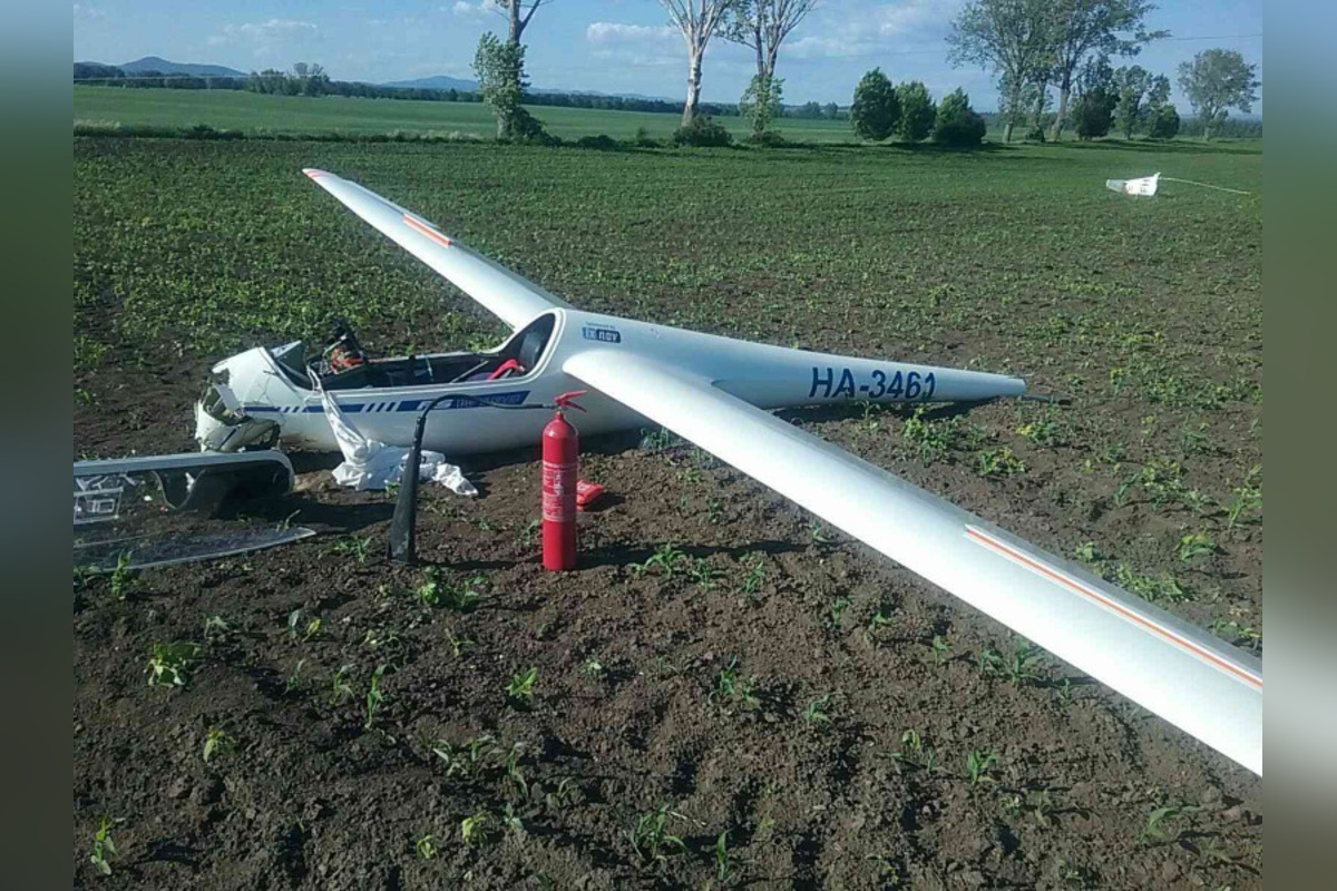 FOTO: V okrese Nové Zámky sa zrútil vetroň, dopadol na pole pri Veľkom Kýre, foto 2