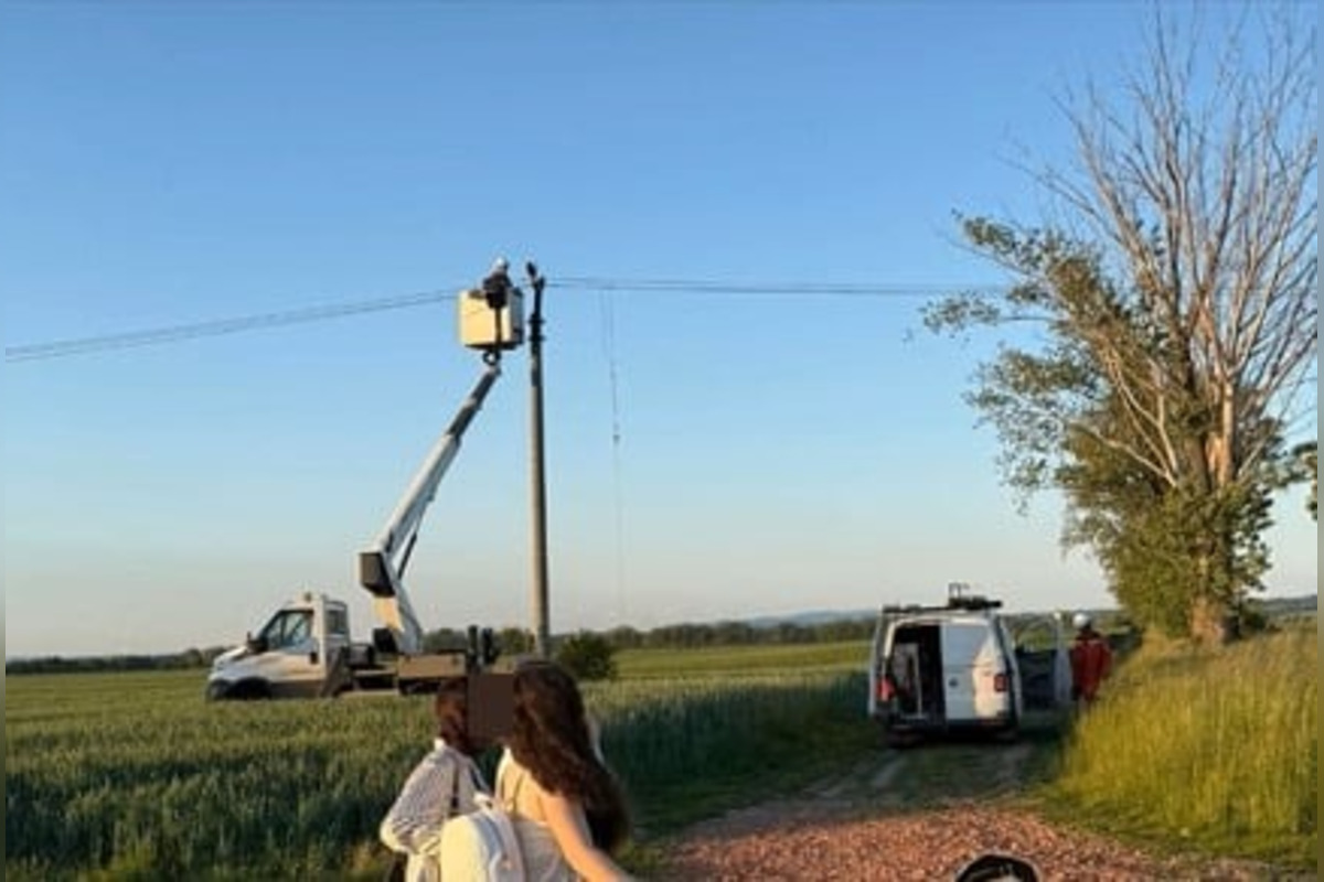 FOTO: V okrese Nové Zámky sa zrútil vetroň, dopadol na pole pri Veľkom Kýre, foto 3