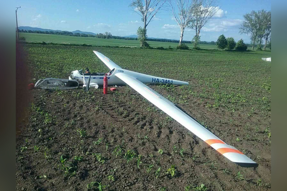 FOTO: V okrese Nové Zámky sa zrútil vetroň, dopadol na pole pri Veľkom Kýre, foto 4