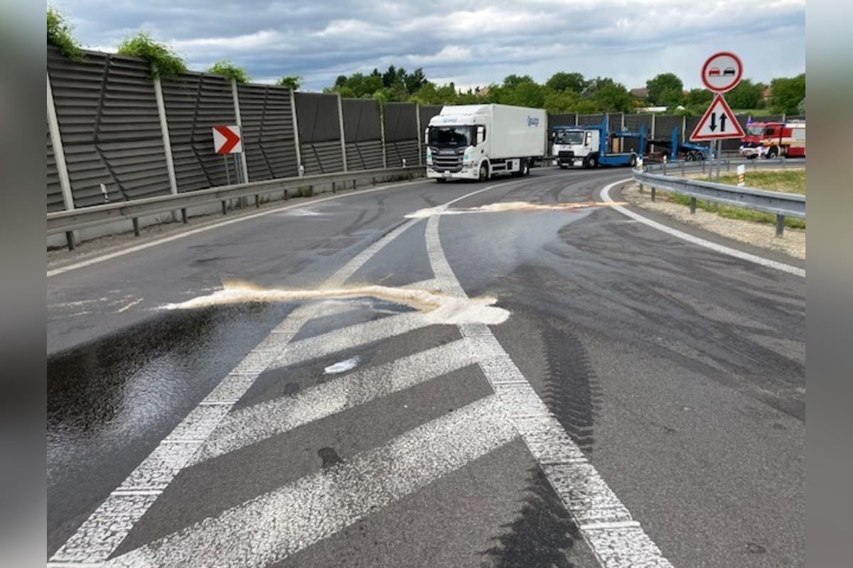 FOTO: Po zrážke kamióna s autom ostala R1 pri Nitre niekoľko hodín neprejazdná , foto 1