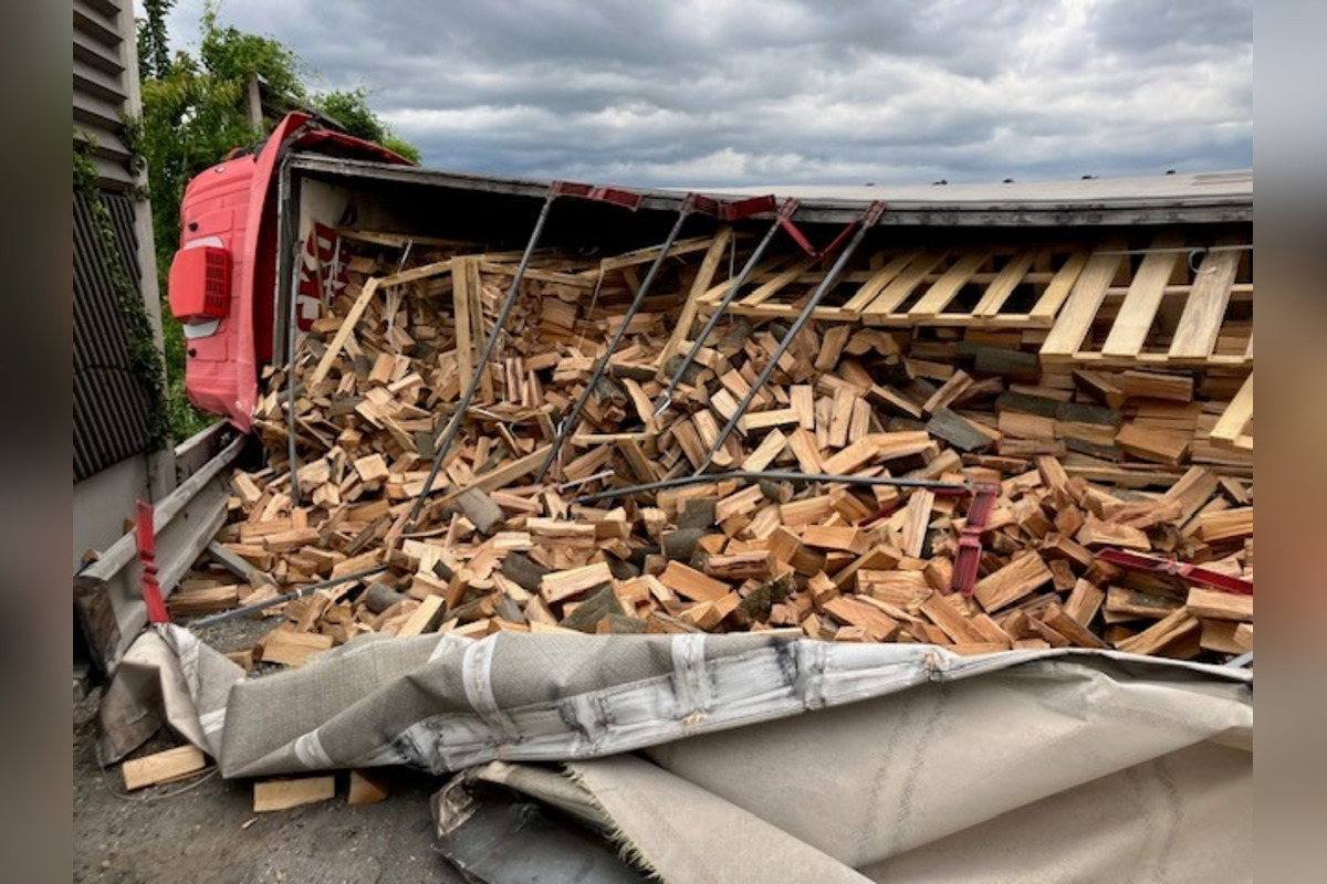 FOTO: Po zrážke kamióna s autom ostala R1 pri Nitre niekoľko hodín neprejazdná , foto 2