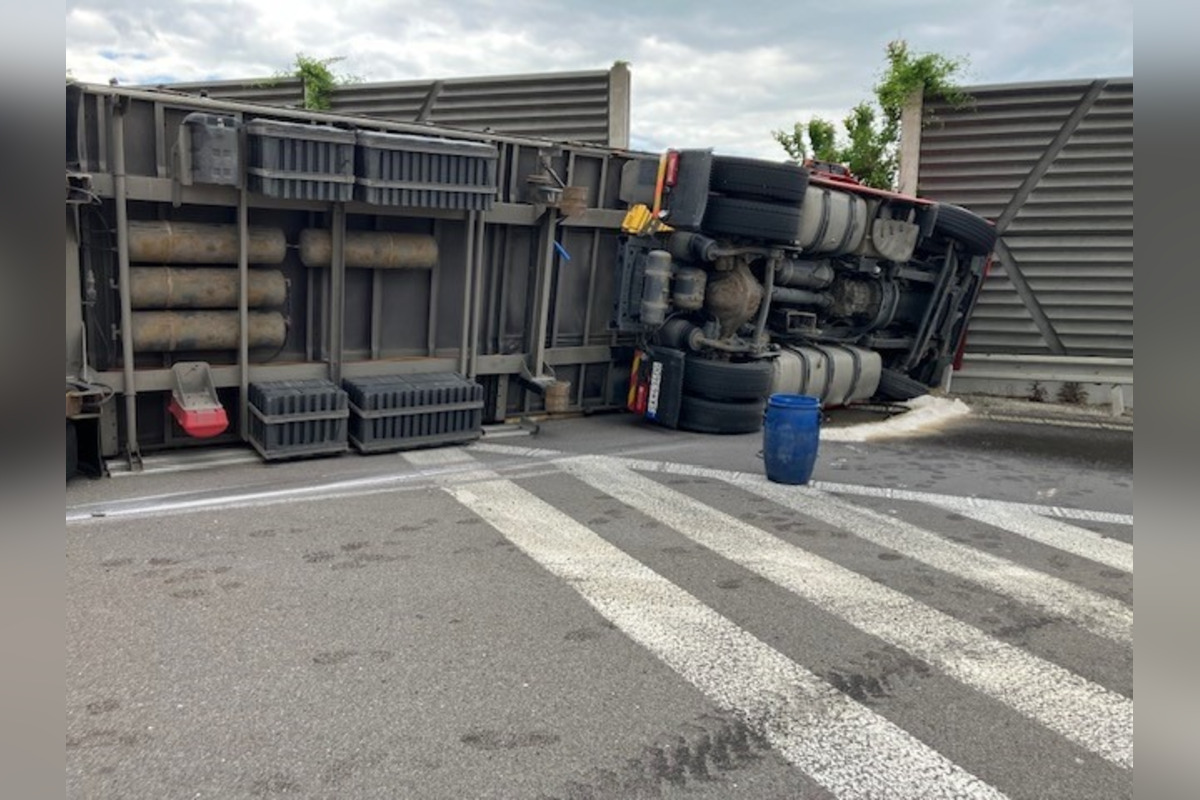 FOTO: Po zrážke kamióna s autom ostala R1 pri Nitre niekoľko hodín neprejazdná , foto 3