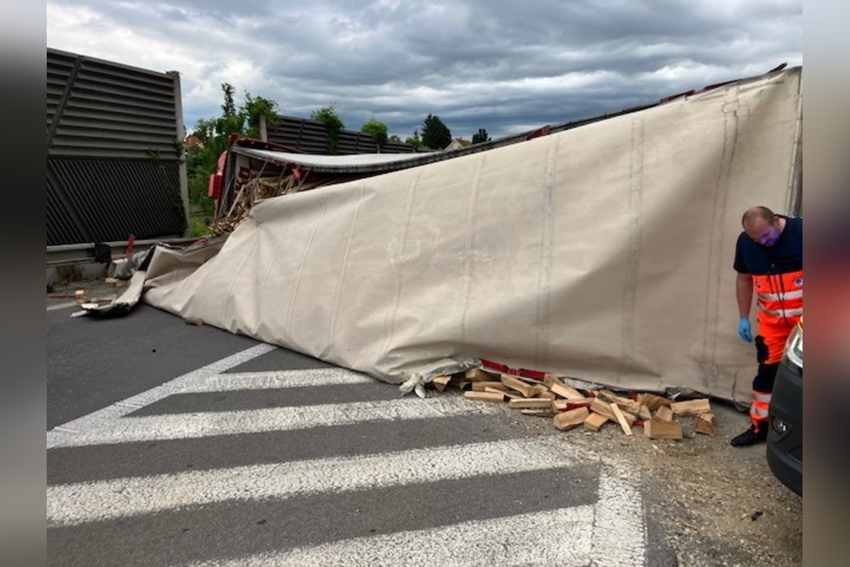 FOTO: Po zrážke kamióna s autom ostala R1 pri Nitre niekoľko hodín neprejazdná , foto 4