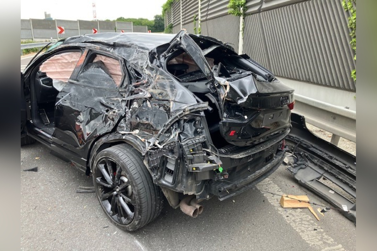 FOTO: Po zrážke kamióna s autom ostala R1 pri Nitre niekoľko hodín neprejazdná , foto 5