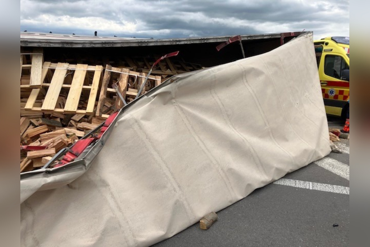FOTO: Po zrážke kamióna s autom ostala R1 pri Nitre niekoľko hodín neprejazdná , foto 6