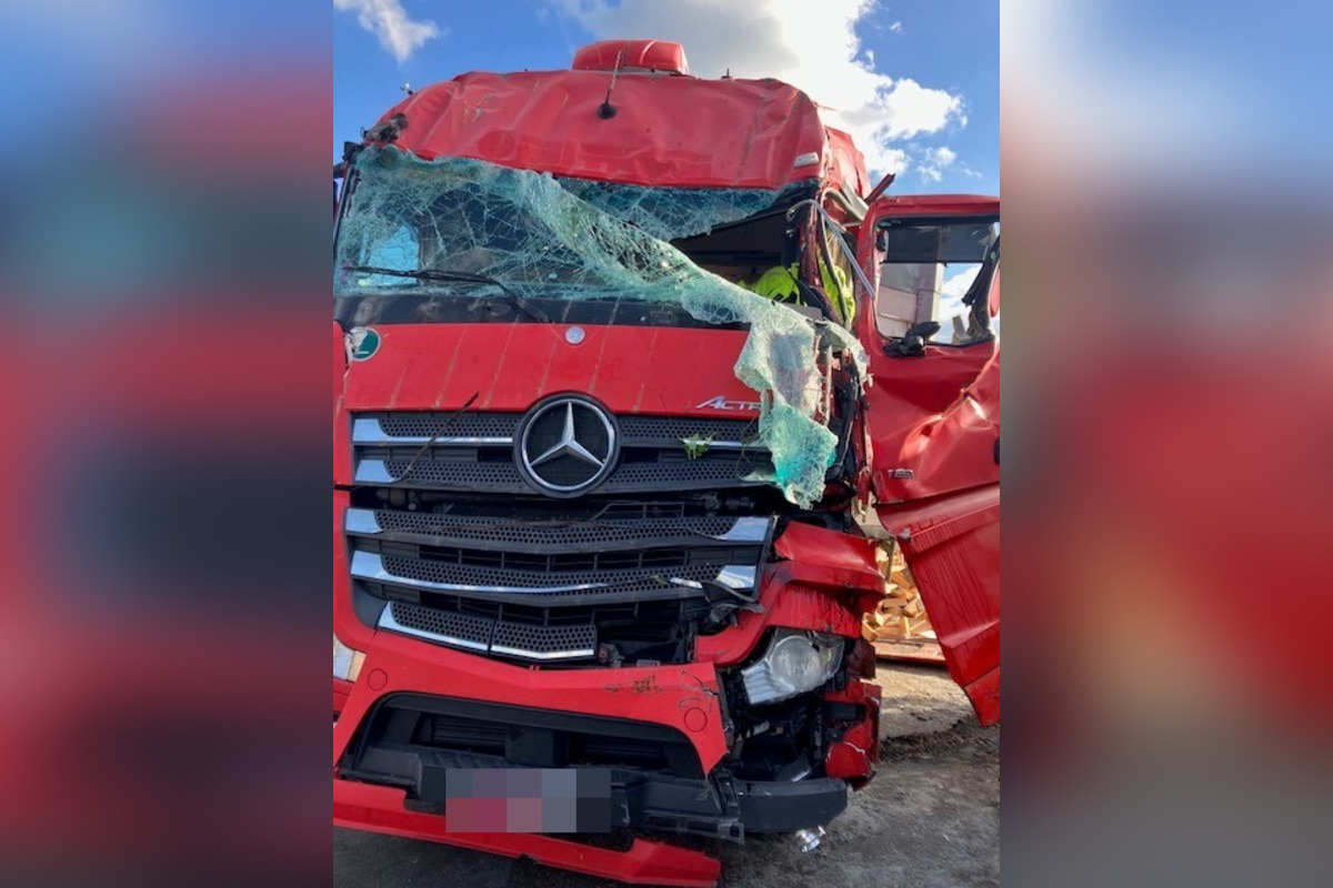 FOTO: Po zrážke kamióna s autom ostala R1 pri Nitre niekoľko hodín neprejazdná , foto 9