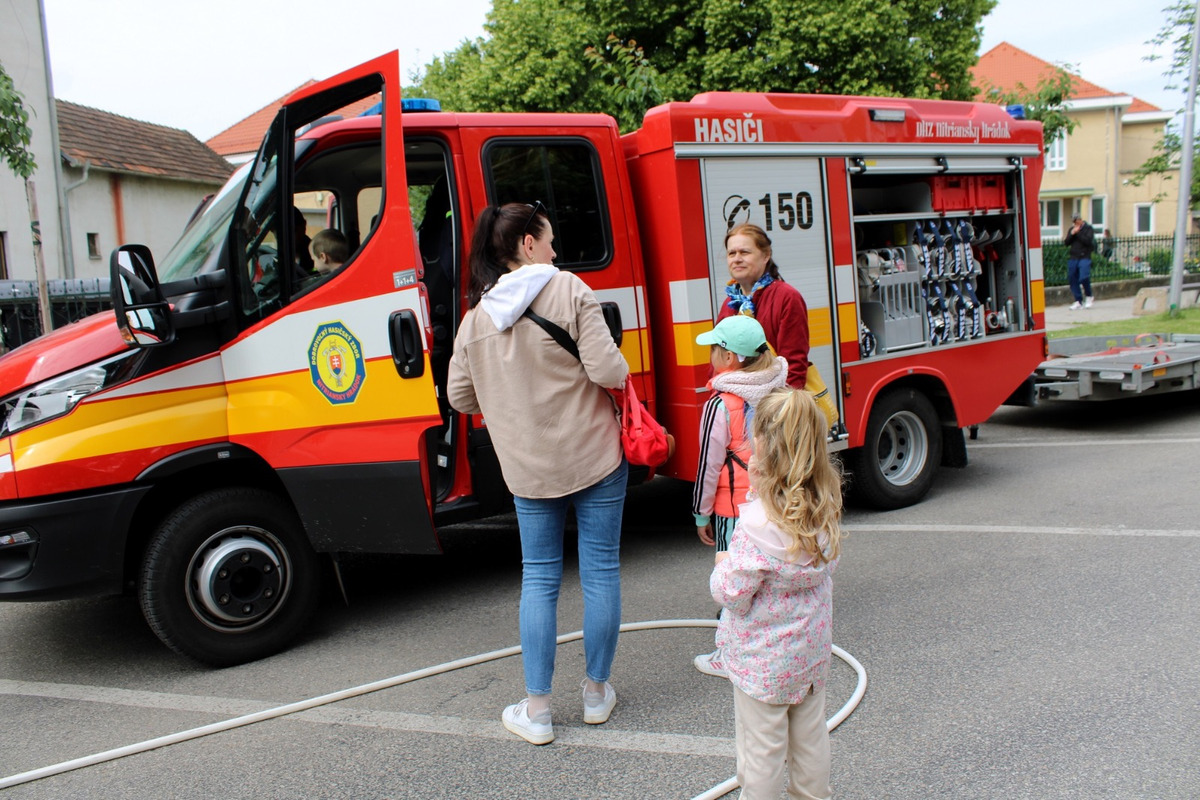 FOTO: Deti sa tešili z policajtov, karatistiek a spevu: Takto vyzeral MDD v Šuranoch a Topoľčanoch , foto 4