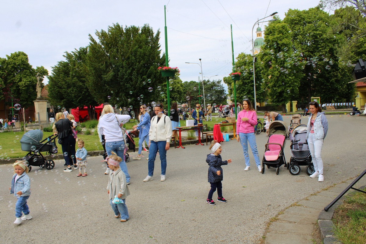 FOTO: Deti sa tešili z policajtov, karatistiek a spevu: Takto vyzeral MDD v Šuranoch a Topoľčanoch , foto 6