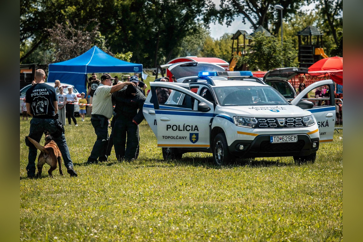 FOTO: Deti sa tešili z policajtov, karatistiek a spevu: Takto vyzeral MDD v Šuranoch a Topoľčanoch , foto 14