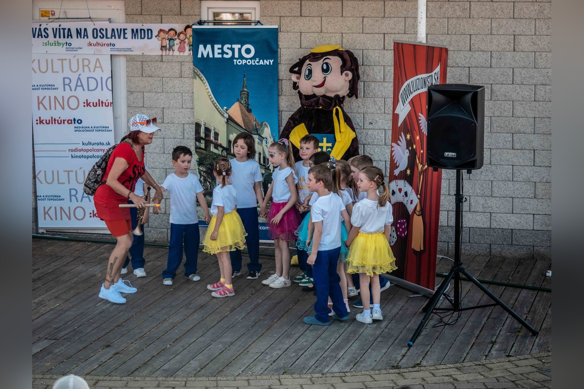 FOTO: Deti sa tešili z policajtov, karatistiek a spevu: Takto vyzeral MDD v Šuranoch a Topoľčanoch , foto 15