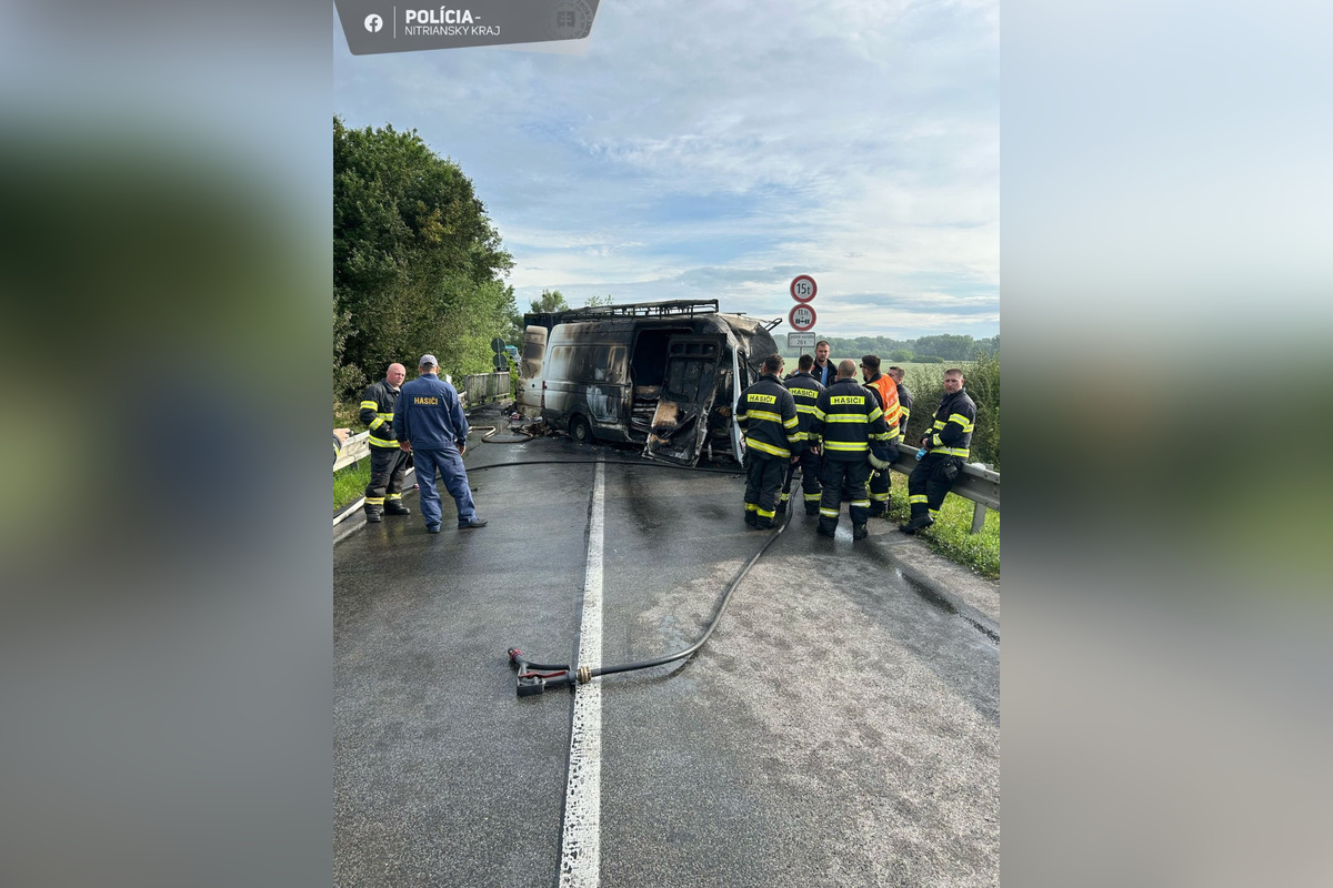 FOTO: Tragická zrážka kamióna a dvoch dodávok pri Kolárove, ktoré začali horieť. Zomreli štyria ľudia, foto 2