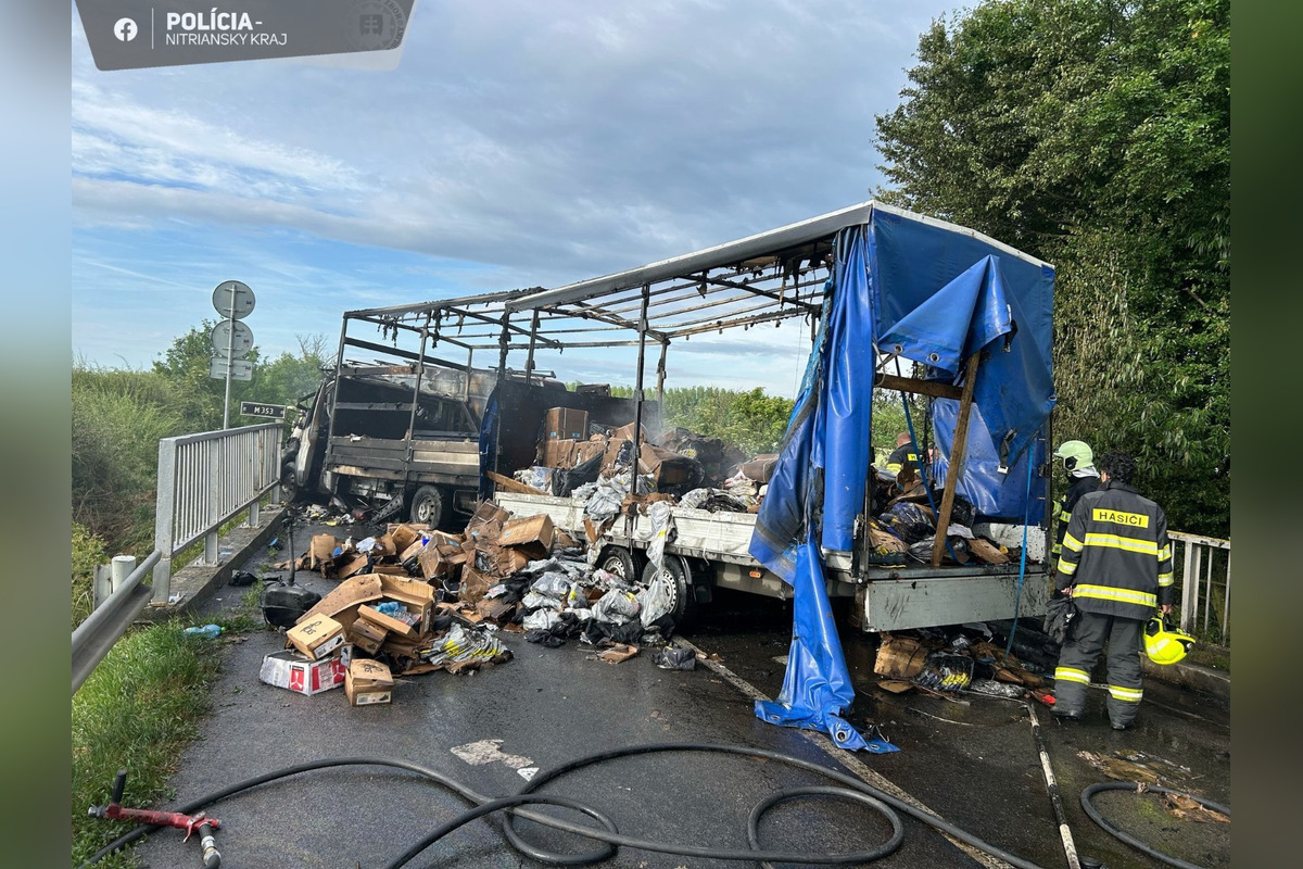 FOTO: Tragická zrážka kamióna a dvoch dodávok pri Kolárove, ktoré začali horieť. Zomreli štyria ľudia, foto 4