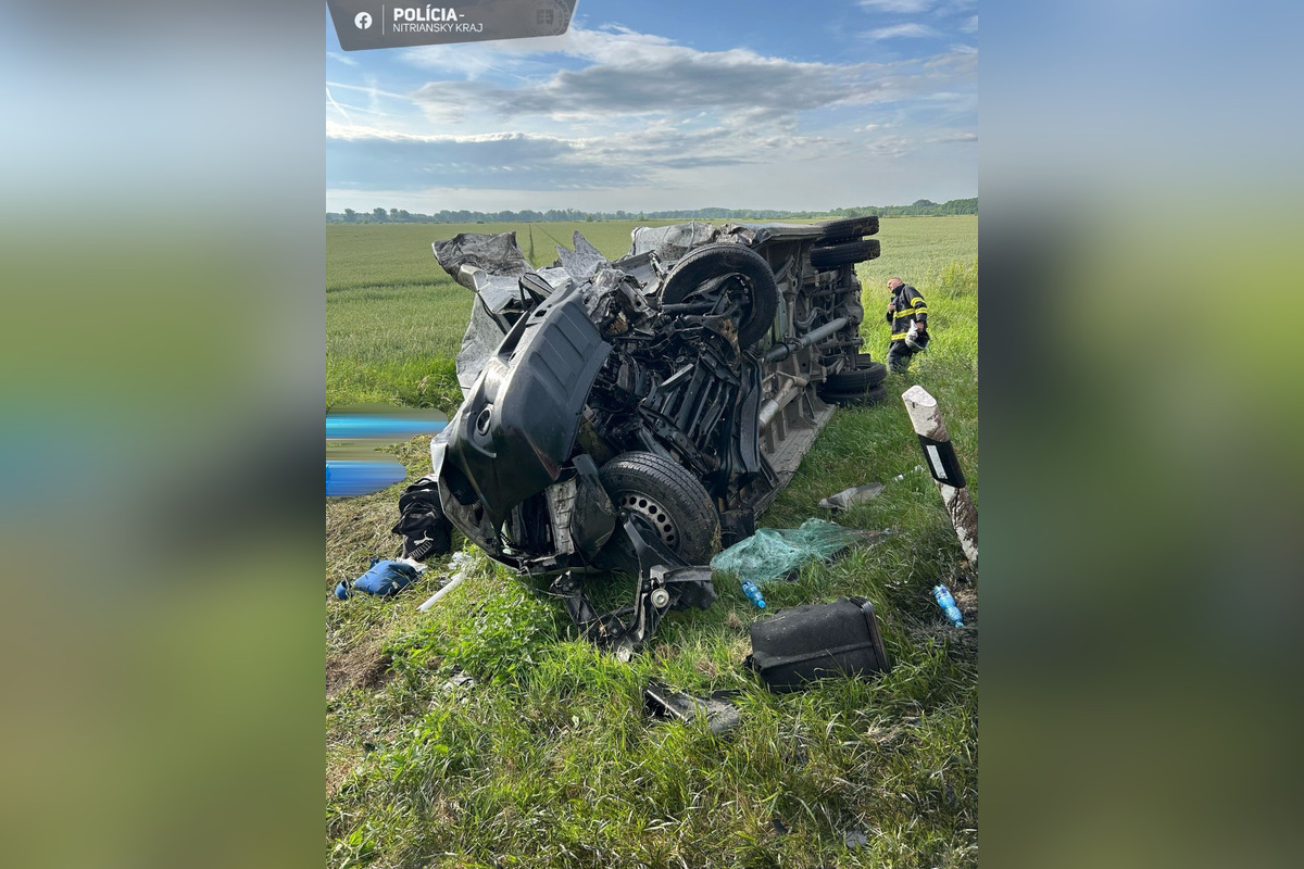 FOTO: Tragická zrážka kamióna a dvoch dodávok pri Kolárove, ktoré začali horieť. Zomreli štyria ľudia, foto 5