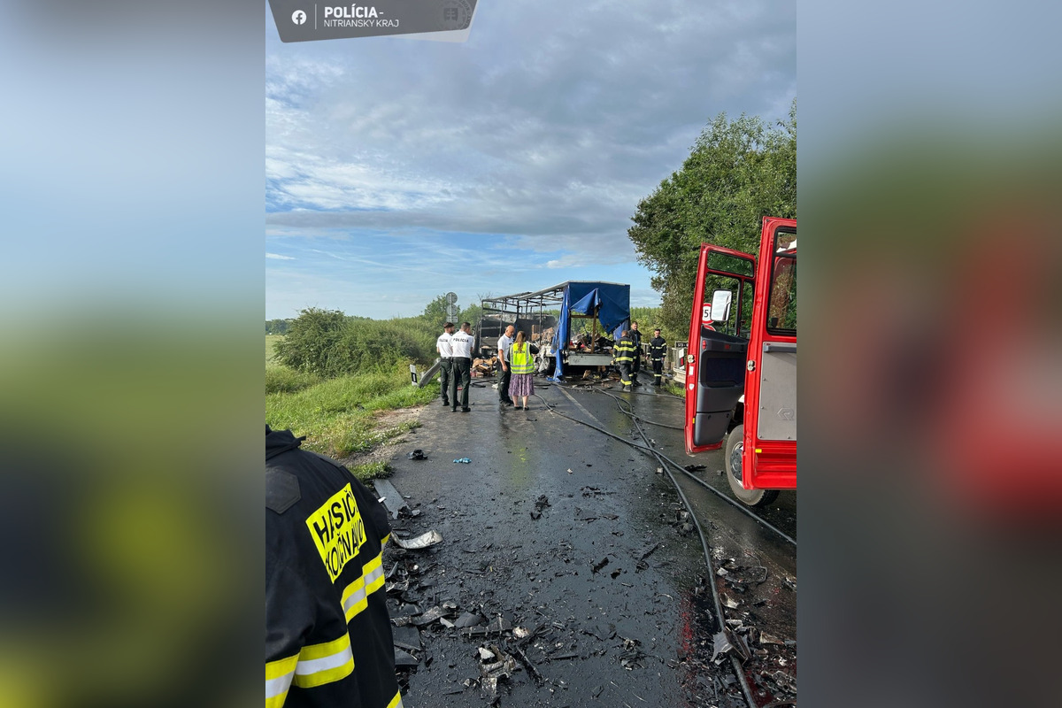 FOTO: Tragická zrážka kamióna a dvoch dodávok pri Kolárove, ktoré začali horieť. Zomreli štyria ľudia, foto 6