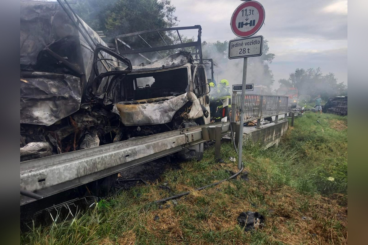 FOTO: Tragická zrážka kamióna a dvoch dodávok pri Kolárove, ktoré začali horieť. Zomreli štyria ľudia, foto 7