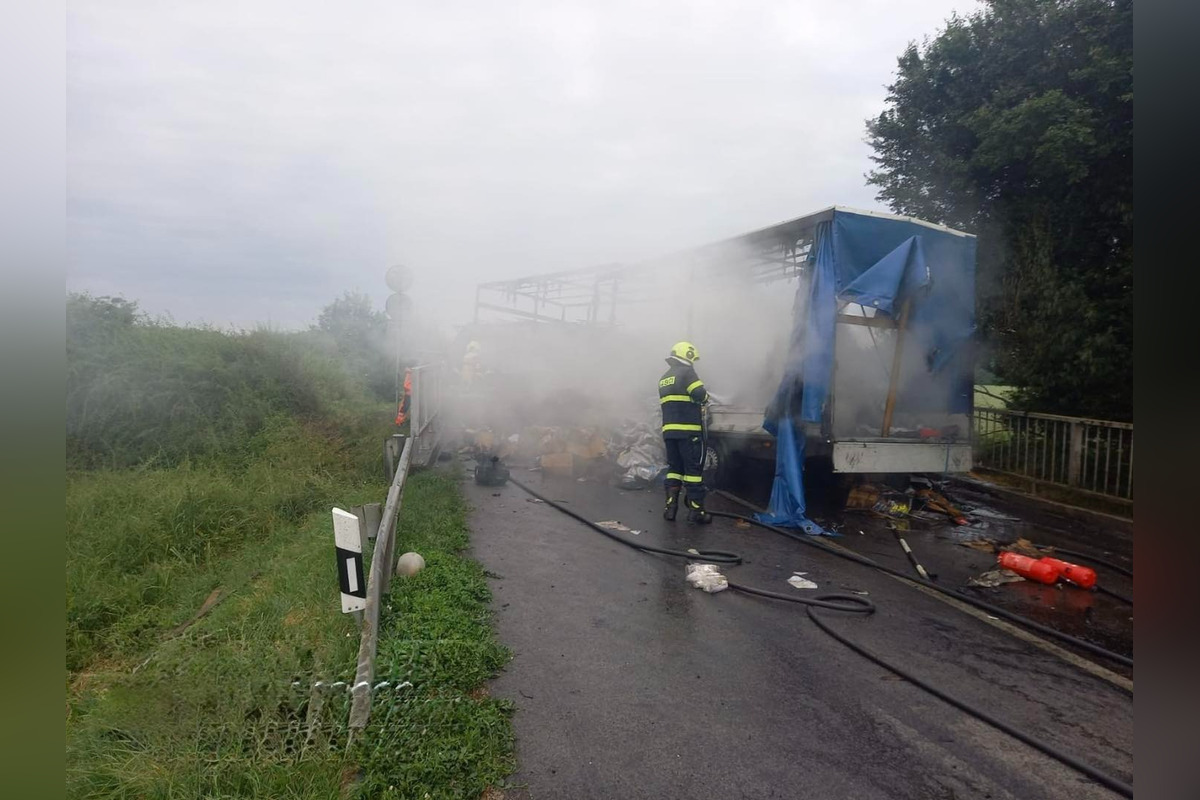 FOTO: Tragická zrážka kamióna a dvoch dodávok pri Kolárove, ktoré začali horieť. Zomreli štyria ľudia, foto 8