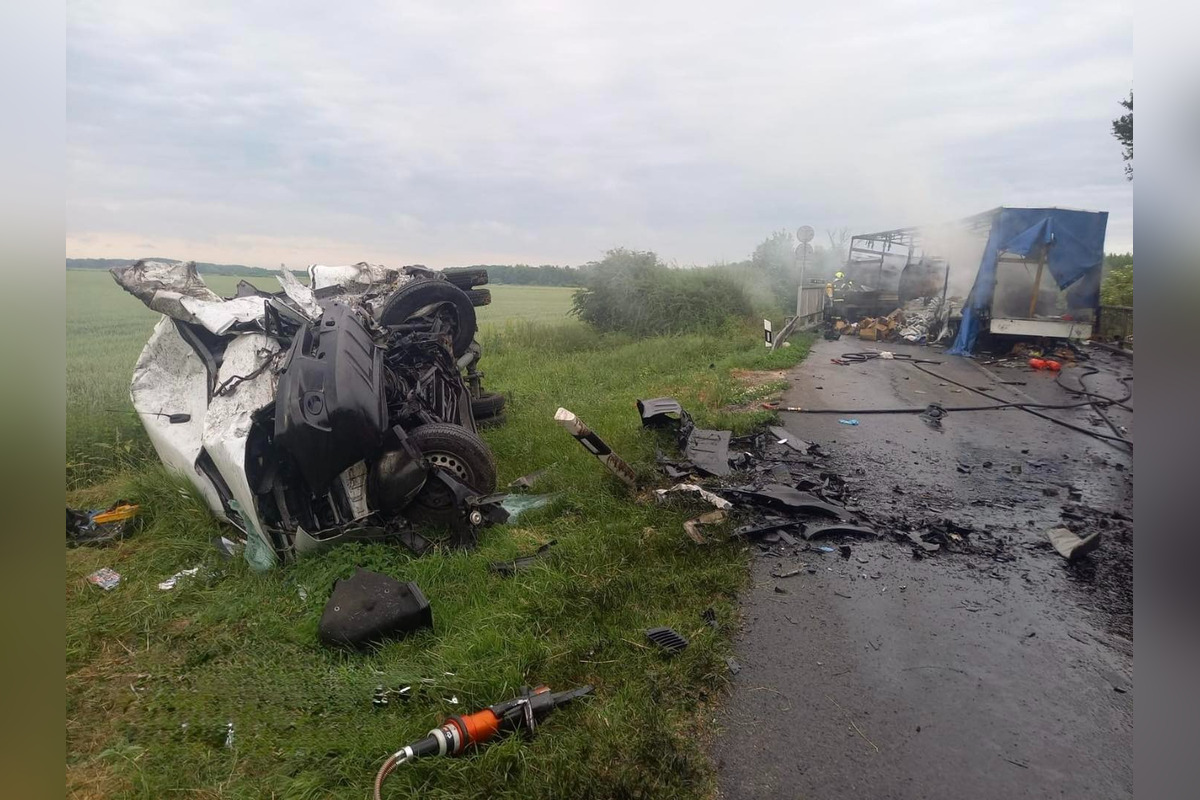 FOTO: Tragická zrážka kamióna a dvoch dodávok pri Kolárove, ktoré začali horieť. Zomreli štyria ľudia, foto 1
