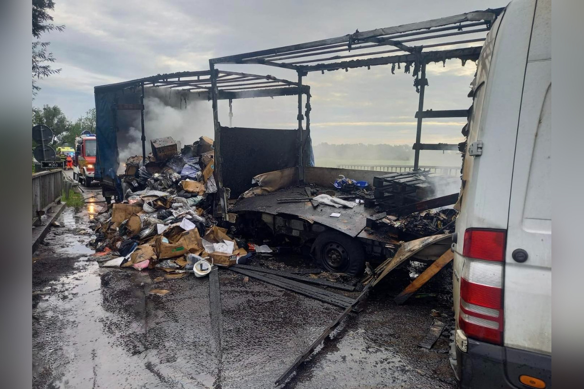 FOTO: Tragická zrážka kamióna a dvoch dodávok pri Kolárove, ktoré začali horieť. Zomreli štyria ľudia, foto 9