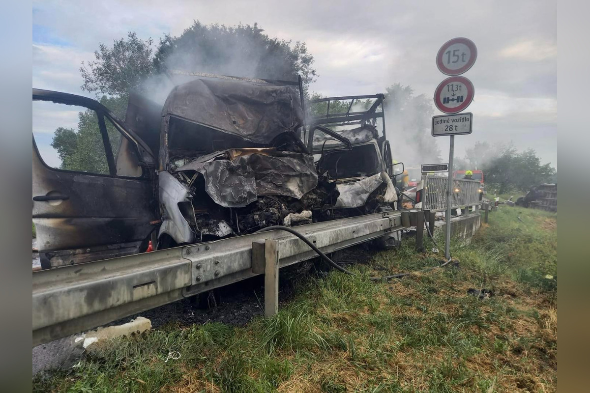 FOTO: Tragická zrážka kamióna a dvoch dodávok pri Kolárove, ktoré začali horieť. Zomreli štyria ľudia, foto 10